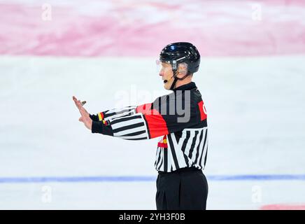 Landshut, Germania. 7 novembre 2024. Hauptschiedsrichter rigore per imbarco, Matchstrafe alla partita GERMANIA - DANIMARCA 5-6 N.P. DEB HOCKEY SU GHIACCIO DEUTSCHLAND CUP a Landshut, Germania, 7 novembre 2024, stagione 2024/2025. Fotografo: ddp Images/STAR-Images credito: ddp media GmbH/Alamy Live News Foto Stock