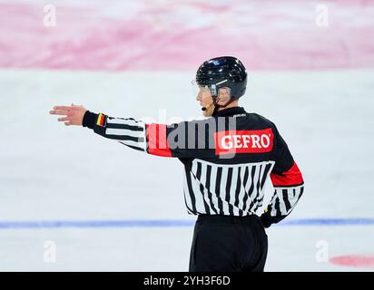 Landshut, Germania. 7 novembre 2024. Hauptschiedsrichter rigore per imbarco, Matchstrafe alla partita GERMANIA - DANIMARCA 5-6 N.P. DEB HOCKEY SU GHIACCIO DEUTSCHLAND CUP a Landshut, Germania, 7 novembre 2024, stagione 2024/2025. Fotografo: ddp Images/STAR-Images credito: ddp media GmbH/Alamy Live News Foto Stock