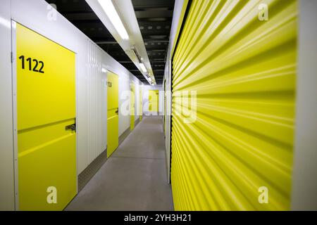 Armadietti di stoccaggio gialli numerati in una struttura ben illuminata, che offrono soluzioni di stoccaggio sicure e organizzate. Foto Stock