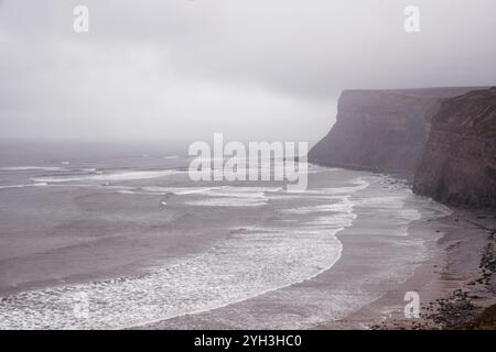 Mari tempestosi a Saltburn Beach, in Inghilterra. Foto Stock