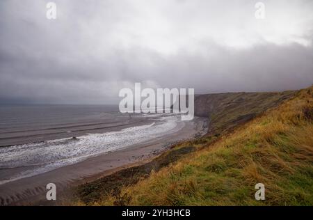 Mari tempestosi a Saltburn Beach, in Inghilterra. Foto Stock