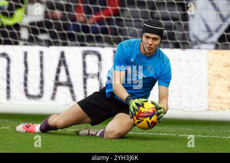 Il portiere della Derby County Jacob Widell Zetterstrom si riscalda prima della partita per il titolo Sky Bet a Pride Park, Derby. Data foto: Sabato 9 novembre 2024. Foto Stock