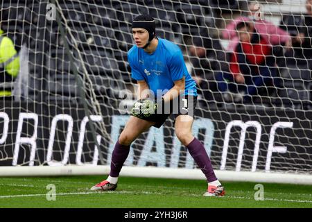 Il portiere della Derby County Jacob Widell Zetterstrom si riscalda prima della partita per il titolo Sky Bet a Pride Park, Derby. Data foto: Sabato 9 novembre 2024. Foto Stock