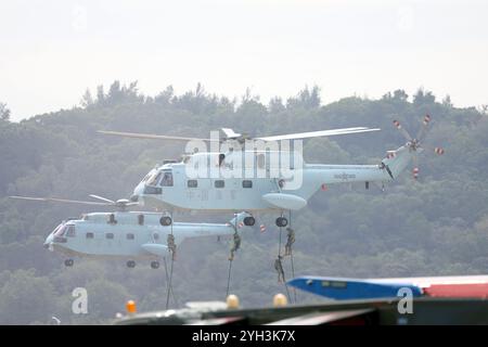 Zhuhai, provincia cinese del Guangdong. 9 novembre 2024. Gli elicotteri da trasporto Z-8C conducono un addestramento adattivo per il prossimo 15th Airshow China a Zhuhai, nella provincia del Guangdong della Cina meridionale, 9 novembre 2024. Dal 12 al 17 novembre si terrà a Zhuhai la 15a esposizione internazionale dell'aviazione e dell'aerospazio della Cina, nota anche come Airshow China. Credito: Ma Ruizhao/Xinhua/Alamy Live News Foto Stock