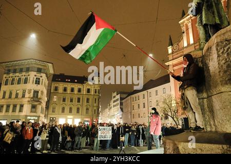 Lubiana, Slovenia. 8 novembre 2024. Un manifestante inonda una bandiera palestinese durante una protesta a sostegno della Palestina. La protesta è stata intitolata; in solidarietà con la Palestina - contro la militarizzazione e l'imperialismo. (Foto di Luka Dakskobler/SOPA Images/Sipa USA) credito: SIPA USA/Alamy Live News Foto Stock