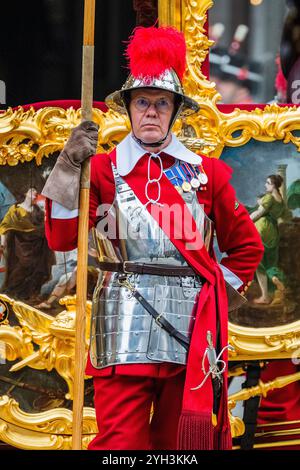 Londra, Regno Unito. 9 novembre 2024. Il Lord Mayor's Show 2024 presenta il 696° Lord Mayor di Londra, Alderman Alastair King of the Queenhithe Ward. Lo spettacolo risale all'inizio del XIII secolo, quando re Giovanni concesse che la City di Londra avrebbe potuto nominare il proprio sindaco. Egli insistette sul fatto che ogni sindaco appena eletto doveva recarsi a Westminster e giurare fedeltà alla Corona. I sindaci, hanno fatto quel viaggio per oltre 800 anni. Crediti: Guy Bell/Alamy Live News Foto Stock