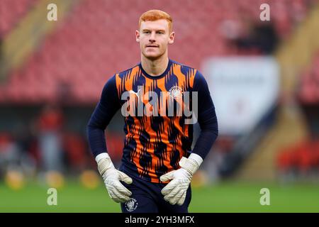 Londra, Regno Unito. 9 novembre 2024. Mackenzie Chapman di Blackpool si riscalda prima della partita di Sky Bet League 1 Leyton Orient vs Blackpool al Gaughan Group Stadium, Londra, Regno Unito, 9 novembre 2024 (foto di Izzy Poles/News Images) a Londra, Regno Unito il 9/11/2024. (Foto di Izzy Poles/News Images/Sipa USA) credito: SIPA USA/Alamy Live News Foto Stock