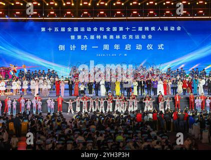 Guangzhou, provincia cinese del Guangdong. 9 novembre 2024. Gli artisti si esibiscono durante la cerimonia per celebrare il conto alla rovescia di un anno per i XV Giochi nazionali della Cina, che si terranno nella Greater Bay area di Guangdong-Hong Kong-Macao nel 2025, a Guangzhou, nella provincia del Guangdong della Cina meridionale, il 9 novembre 2024. Crediti: Liu Dawei/Xinhua/Alamy Live News Foto Stock