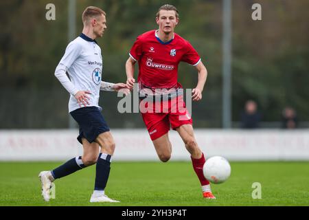 HEEMSTEDE, 09-11-2024, Sportcomplex RCH, Betnation Divisie, Dutch Tweede Divisie Football, stagione 2024 / 2025. Partita tra Koninklijke HFC - Quick Boys. Il giocatore dei Quick Boys Milan Zonneveld e il giocatore dell'HFC Koen Tros. Foto Stock