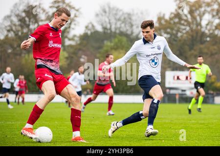 HEEMSTEDE, 09-11-2024, Sportcomplex RCH, Betnation Divisie, Dutch Tweede Divisie Football, stagione 2024 / 2025. Partita tra Koninklijke HFC - Quick Boys. Il giocatore dei Quick Boys Milan Zonneveld e il giocatore dell'HFC Gerry Vlak. Foto Stock