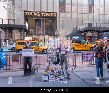 New York, New York, Stati Uniti d'America – 30 ottobre 2024: I manifestanti sono di fronte all'edificio della Trump Tower sulla Fifth Avenue di Manhattan a New York, New York, U Foto Stock