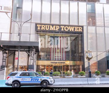 New York, New York, USA – 30 ottobre 2024: Esterno dell'edificio della Trump Tower sulla Fifth Avenue di Manhattan a New York, New York, USA. Foto Stock