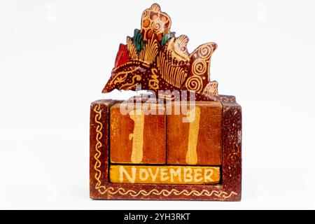 Un calendario di vita sotto forma di wayang (burattino giavanese) e fatto di legno Foto Stock