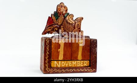 Un calendario di vita sotto forma di wayang (burattino giavanese) e fatto di legno Foto Stock