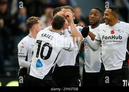 Jerry Yates (secondo da sinistra) del Derby County festeggia con i compagni di squadra dopo aver segnato il primo gol della loro squadra durante il match per il titolo Sky Bet a Pride Park, Derby. Data foto: Sabato 9 novembre 2024. Foto Stock