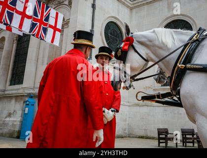 Londra, Regno Unito. 9 novembre 2024. Il personale cerimoniale si preparerà a Guildhall Yard appena prima che il pullman di stato partisca. Il Lord Mayor's Show, una colorata processione che risale al XIII secolo, parte alla Mansion House attraverso la City di Londra passando per St Paul's per le Royal Courts e ritorno. Quest'anno partecipano più di 120 carri e molti gruppi delle Worshipful Companies, dei commerci cittadini, delle organizzazioni benefiche, delle forze armate e di altri. Crediti: Imageplotter/Alamy Live News Foto Stock