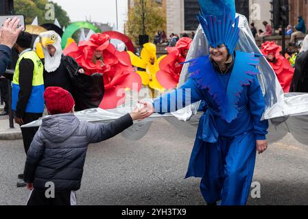 Queen Victoria Street, Londra, Regno Unito. 9 novembre 2024. Lo storico Lord Mayor's Show ha più di 800 anni e in tempi moderni consiste di migliaia di partecipanti che viaggiano da Guildhall alla City of Westminster. Foto Stock