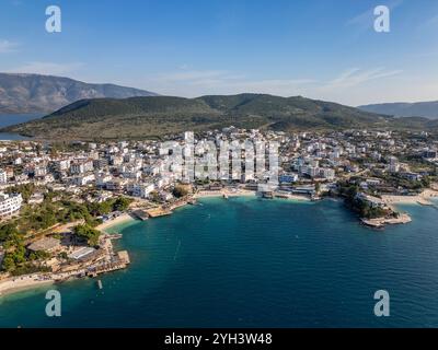 Foto aerea con drone della città costiera di Ksamil. Ksamil è una destinazione turistica nella riviera albanese con molti hotel e spiagge. Foto Stock