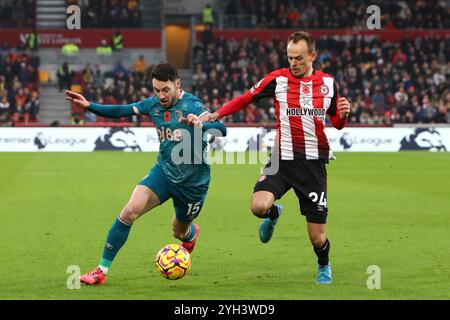 Londra, Regno Unito. 9 novembre 2024. Londra, Inghilterra, 9 ottobre 2024: Adam Smith (15 Bournemouth) riceve pressioni da Mikkel Damsgaard (24 Brentford) durante la partita di Premier League tra Brentford e Bournemouth al Gtech Community Stadium di Londra, Inghilterra (Alexander Canillas/SPP) credito: SPP Sport Press Photo. /Alamy Live News Foto Stock