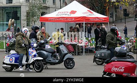 Glasgow, Scozia, Regno Unito. 9 novembre 2024. Giro annuale in scooter commemorativo di Glasgow organizzato dall'High Numbers Scooter Club. Gli scooter club di Glasgow visitano i memoriali di guerra in tutta la città, terminando con l'omaggio al cenotafio di george Square oggi. Credit Gerard Ferry/Alamy Live News Foto Stock