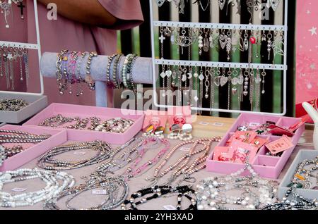 Gioielli firmati fatti a mano in pietre Foto Stock