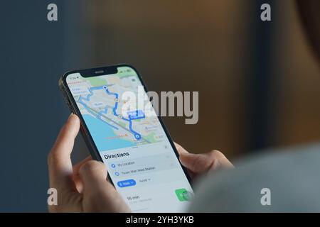 Cina. 9 novembre 2024. In questa illustrazione, Una donna sfoglia l'APP Google Maps per visualizzare i suoi percorsi verso la destinazione sul suo smartphone (foto di Serene Lee/SOPA Images/Sipa USA) **** esclusivamente per notizie editoriali *** credito: SIPA USA/Alamy Live News Foto Stock