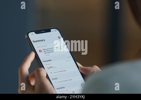 Cina. 9 novembre 2024. In questa illustrazione fotografica, Una donna sfoglia l'app "salute" per controllare il numero di passi, camminare e correre sul suo iPhone (foto di Serene Lee/SOPA Images/Sipa USA) *** esclusivamente per notizie editoriali *** credito: SIPA USA/Alamy Live News Foto Stock