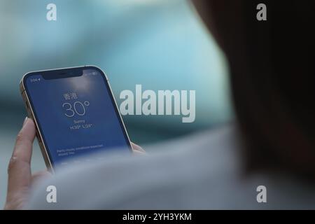 Cina. 9 novembre 2024. In questa immagine, Una donna sfoglia l'app Meteo per controllare il meteo sul suo smartphone (foto di Serene Lee/SOPA Images/Sipa USA) *** esclusivamente per notizie editoriali *** credito: SIPA USA/Alamy Live News Foto Stock