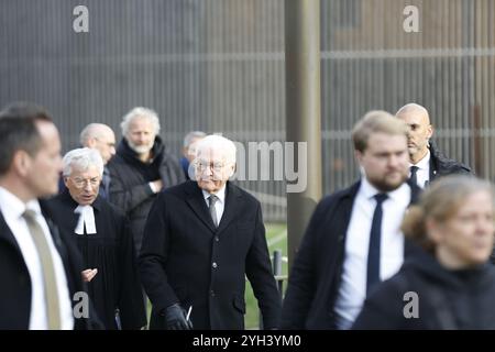 Germania, Berlino, 9 novembre 2024, Thomas Jeutner, il pastore della Congregazione evangelica per la riconciliazione e il presidente federale Frank-Walter Steinmeier si recano al monumento Foto Stock