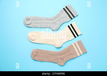 Diverse calze comode su sfondo azzurro, piatto Foto Stock