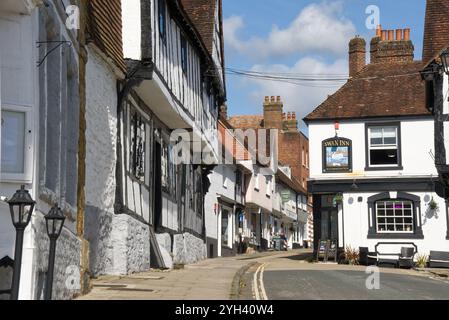 Vista su South Street a Midhurst, West Sussex, Inghilterra. Swan Inn sulla destra. Persone sedute al bar. Foto Stock