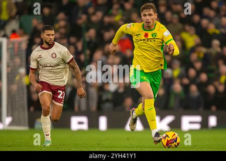 Carrow Road, Norwich, sabato 9 novembre 2024. Callum Doyle di Norwich City viene messo sotto pressione da Nahki Wells di Bristol City durante il match del campionato Sky Bet tra Norwich City e Bristol City a Carrow Road, Norwich, sabato 9 novembre 2024. (Foto: David Watts | mi News) crediti: MI News & Sport /Alamy Live News Foto Stock