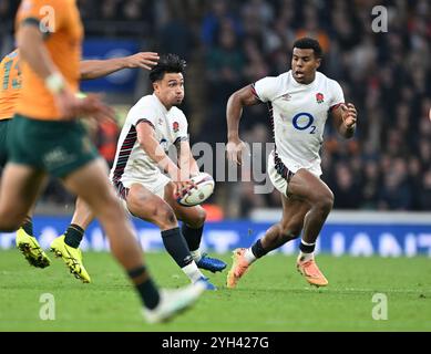 9 novembre 2024; Allianz Stadium, Londra, Inghilterra: Autumn Rugby International, Inghilterra contro Australia; Marcus Smith dell'Inghilterra passa Foto Stock