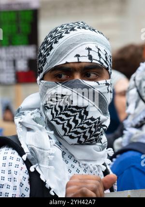 Londra, Regno Unito. 2 novembre 2024. Sostenitore pro Palestina che indossa un Keffiyeh, alla marcia Nazionale per la Palestina, chiede giustizia per la Palestina e che il governo contribuisca a porre fine ai combattimenti. Foto Stock