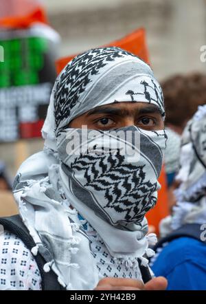 Londra, Regno Unito. 2 novembre 2024. Sostenitore pro Palestina che indossa un Keffiyeh, alla marcia Nazionale per la Palestina, chiede giustizia per la Palestina e che il governo contribuisca a porre fine ai combattimenti. Foto Stock