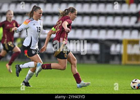 Samira di Lauro (19) della Germania e Clementine Reynebeau (22) del Belgio nella foto di sabato 9 novembre 2024 a Tubize, Belgio, durante una partita di calcio tra le nazionali under 17 della Germania e del Belgio nel primo round della competizione UEFA Women’s Under 17 la giornata 3 del gruppo A2. FOTO SPORTPIX | David Catry Foto Stock