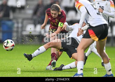 Clementine Reynebeau (22) del Belgio e Samira di Lauro (19) della Germania nella foto di sabato 9 novembre 2024 a Tubize, Belgio, durante una partita di calcio tra le nazionali under 17 della Germania e del Belgio nel primo round della competizione UEFA Women’s Under 17, giornata 3 del girone A2. FOTO SPORTPIX | David Catry Foto Stock