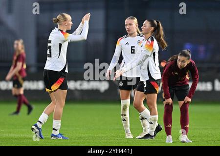 Giocatori di Germania con Luzie Zahringer (5) della Germania, Marie Gmeineder (6) della Germania e Samira di Lauro (19) della Germania nella foto festeggiano dopo aver vinto una partita di calcio tra le nazionali di Germania e Belgio under 17 nella UEFA Women’s Under 17 competition round 1 matchday 3 nel girone A2 sabato 9 novembre 2024 a Tubize , Belgio . FOTO SPORTPIX | David Catry Foto Stock