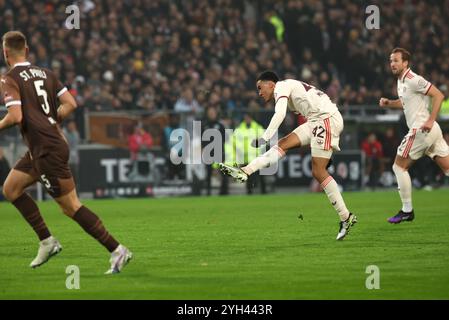 Amburgo, Germania. 9 novembre 2024. Calcio: Bundesliga, FC St. Pauli - Bayern Monaco, Matchday 10, Millerntor Stadium. Jamal Musiala di Monaco segna 0:1. NOTA IMPORTANTE: In conformità con le normative della DFL German Football League e della DFB German Football Association, è vietato utilizzare o far utilizzare fotografie scattate nello stadio e/o della partita sotto forma di immagini sequenziali e/o serie di foto video. Credito: Christian Charisius/dpa/Alamy Live News Foto Stock