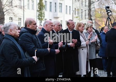 Germania, Berlino, 9 novembre 2024, Basil Kerski, il sindaco di governo Kai Wegner, il presidente federale Frank-Walter Steinmeier, il prof. Dr. Axel Klausmeier e Lisa Paus, ministro federale per gli affari familiari, anziani, donne e giovani, dirigere le candele di accensione al memoriale. 35° anniversario della caduta del muro di Berlino al Memoriale del muro di Berlino in Bernauer Strasse. Foto Stock