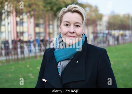 Germania, Berlino, 9 novembre 2024, Franziska Giffey, senatore di Berlino per l'economia, l'energia e le imprese, all'evento in occasione del 35° anniversario della caduta del muro di Berlino al Memoriale del muro di Berlino su Bernauer Strasse. Foto Stock