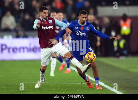 Carlos Soler (a sinistra) del West Ham United e Iliman Ndiaye dell'Everton si battono per il pallone durante la partita di Premier League al London Stadium. Data foto: Sabato 9 novembre 2024. Foto Stock