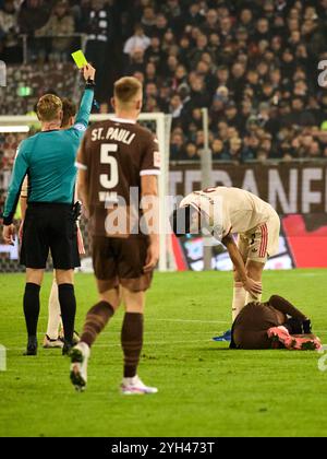 Foul von Minjae Kim (FC Bayern Muenchen, #03) an Oladapo Afolayan (FC St. Pauli #17). Gelbe Karte fuer Minjae Kim (FC Bayern Muenchen, #03) GER, FC St. Pauli vs. FC Bayern Muenchen, 1. Bundesliga, 10 anni. Spieltag, Fussball, Spielzeit 2024/2025, 09.11.2024 foto: Eibner-Pressefoto/ Stephanie Zerbe le NORMATIVE DFB/DFL VIETANO QUALSIASI USO DI FOTOGRAFIE COME SEQUENZE DI IMMAGINI E/O QUASI-VIDEO Foto Stock