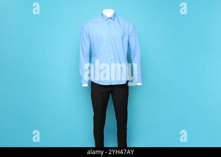 Manichino maschile con elegante camicia e pantaloni su sfondo azzurro Foto Stock