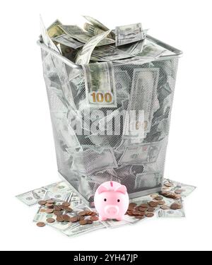 Molte banconote da un dollaro in cestino, monete e salvadanaio isolate sul bianco Foto Stock