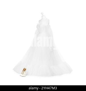 Manichino con bellissimo abito da sposa e scarpe isolate sul bianco Foto Stock