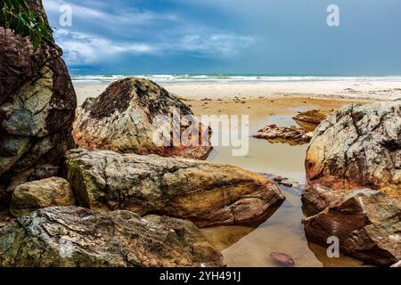 Spiaggia rocciosa a Serra grande sulla costa meridionale di Bahia Foto Stock