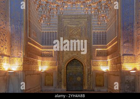 Interno della Madrasa Tilya Kori in Piazza Registan a Samarcanda, Uzbekistan Foto Stock