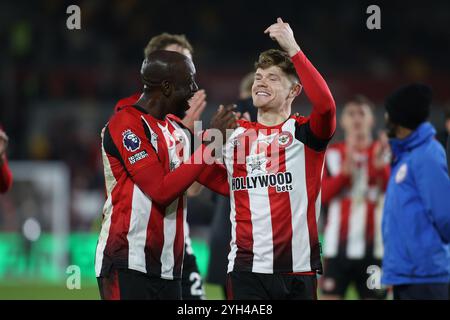 Londra, Regno Unito. 9 novembre 2024. Londra, Inghilterra, 9 ottobre 2024: Keane Lewis-Potter (23 Brentford) punti a Yoane Wissa (11 Brentford) durante la partita di Premier League tra Brentford e Bournemouth al Gtech Community Stadium di Londra, Inghilterra (Alexander Canillas/SPP) credito: SPP Sport Press Photo. /Alamy Live News Foto Stock