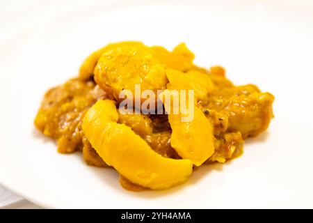 Piatto brasiliano tradizionale e rustico, pollo all'aperto con polenta. Cibo vero Foto Stock